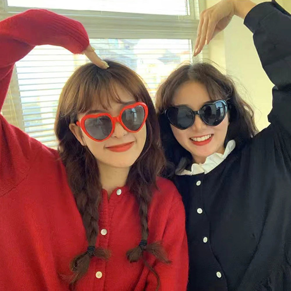 Light-Reactive Heart Sunglasses – Color-Changing Love Shades – Elegant Men's Accessory | Accessorio Uomo Elegante