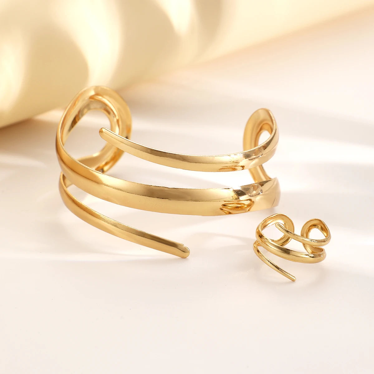 Gold Geometric Bracelet & Ring Set – Elegant Men's Accessory | Accessorio Uomo Elegante