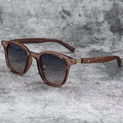 Wood Grain Sunglasses – Trendy Retro Polarized Design – Elegant Men's Accessory | Accessorio Uomo Elegante