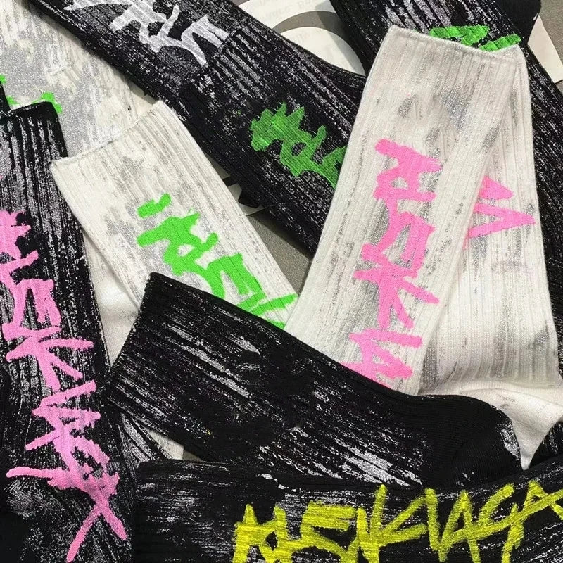 Letter Graffiti Socks – Men’s Street Sports Style – Elegant Men's Accessory | Accessorio Uomo Elegante