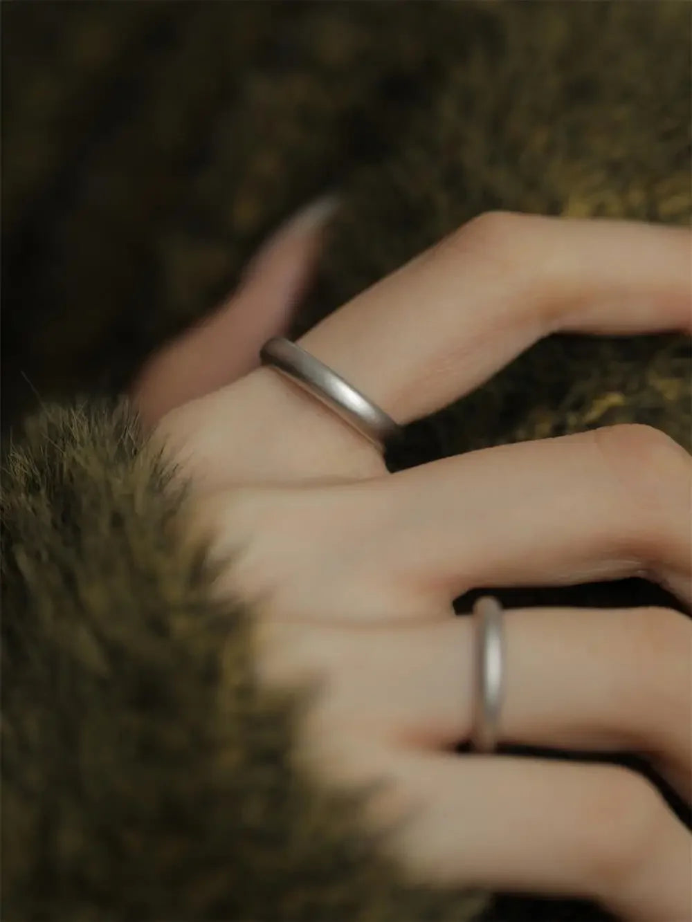 Minimalist Frosted Silver Ring – Elegant Men's Accessory | Accessorio Uomo Elegante