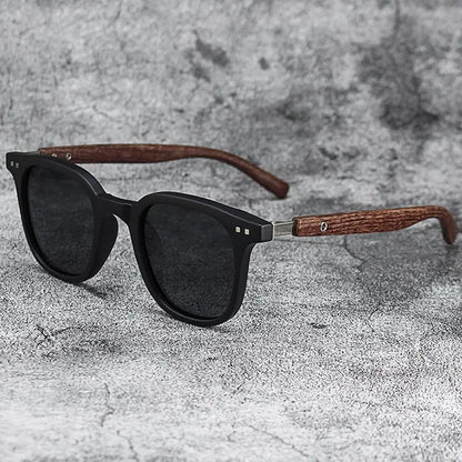 Retro Wood Grain Sunglasses – Square Frame UV Protection – Elegant Men's Accessory | Accessorio Uomo Elegante