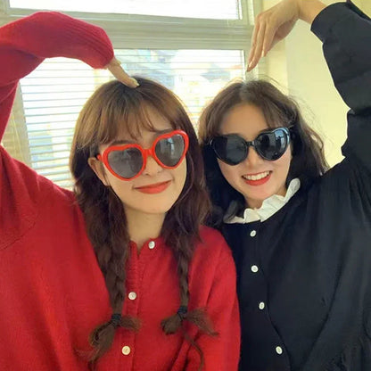 Light-Reactive Heart Sunglasses – Color-Changing Love Shades – Elegant Men's Accessory | Accessorio Uomo Elegante