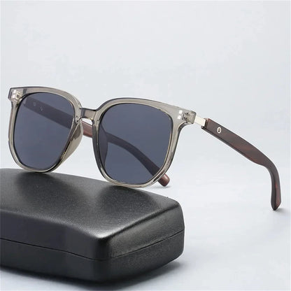 Wood Grain Sunglasses – Trendy Retro Polarized Design – Elegant Men's Accessory | Accessorio Uomo Elegante
