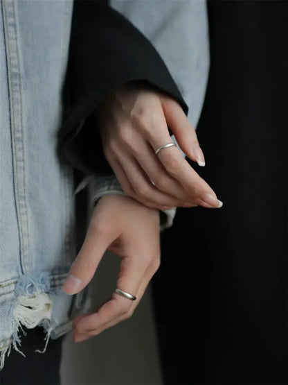 Minimalist Frosted Silver Ring – Elegant Men's Accessory | Accessorio Uomo Elegante