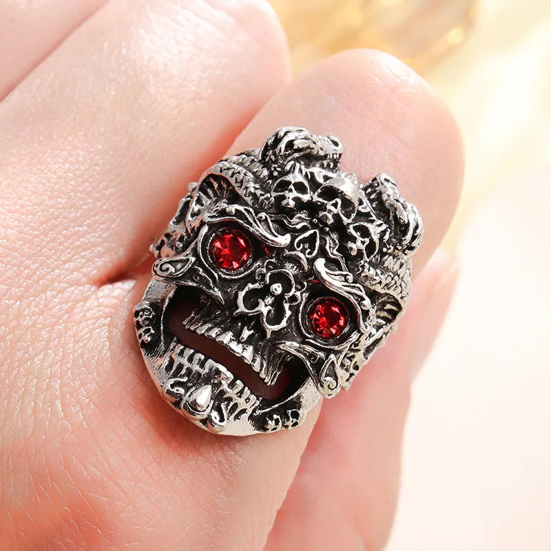 Vintage Gothic Skull Ring – Elegant Men's Accessory | Accessorio Uomo Elegante
