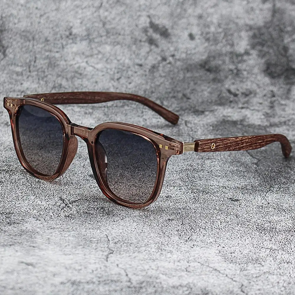 Retro Wood Grain Sunglasses – Square Frame UV Protection – Elegant Men's Accessory | Accessorio Uomo Elegante