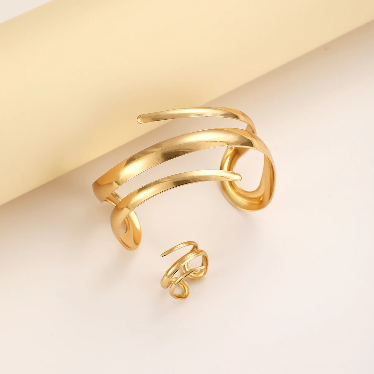 Gold Geometric Bracelet & Ring Set – Elegant Men's Accessory | Accessorio Uomo Elegante