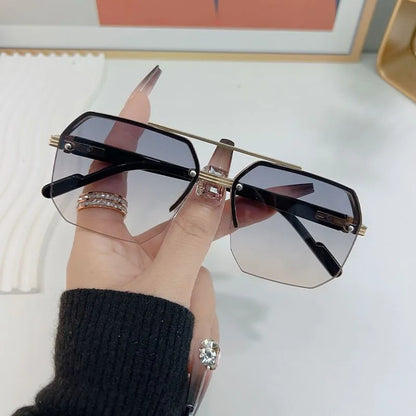 Square Designer Sunglasses – Chic Vacation Style – Elegant Men's Accessory | Accessorio Uomo Elegante