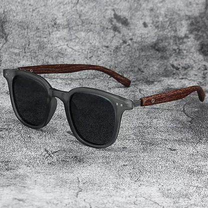 Wood Grain Sunglasses – Trendy Retro Polarized Design – Elegant Men's Accessory | Accessorio Uomo Elegante