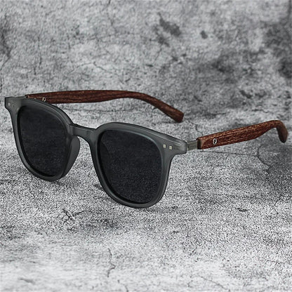 Wood Grain Sunglasses – Trendy Retro Polarized Design – Elegant Men's Accessory | Accessorio Uomo Elegante