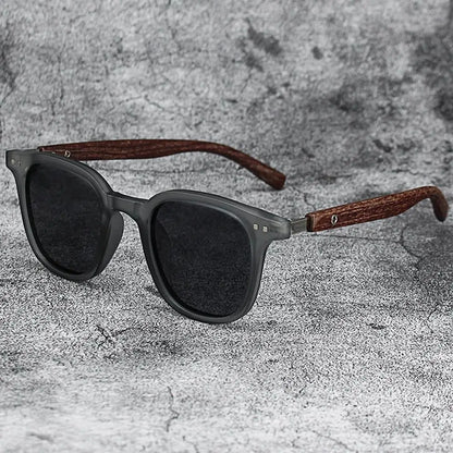 Retro Wood Grain Sunglasses – Square Frame UV Protection – Elegant Men's Accessory | Accessorio Uomo Elegante