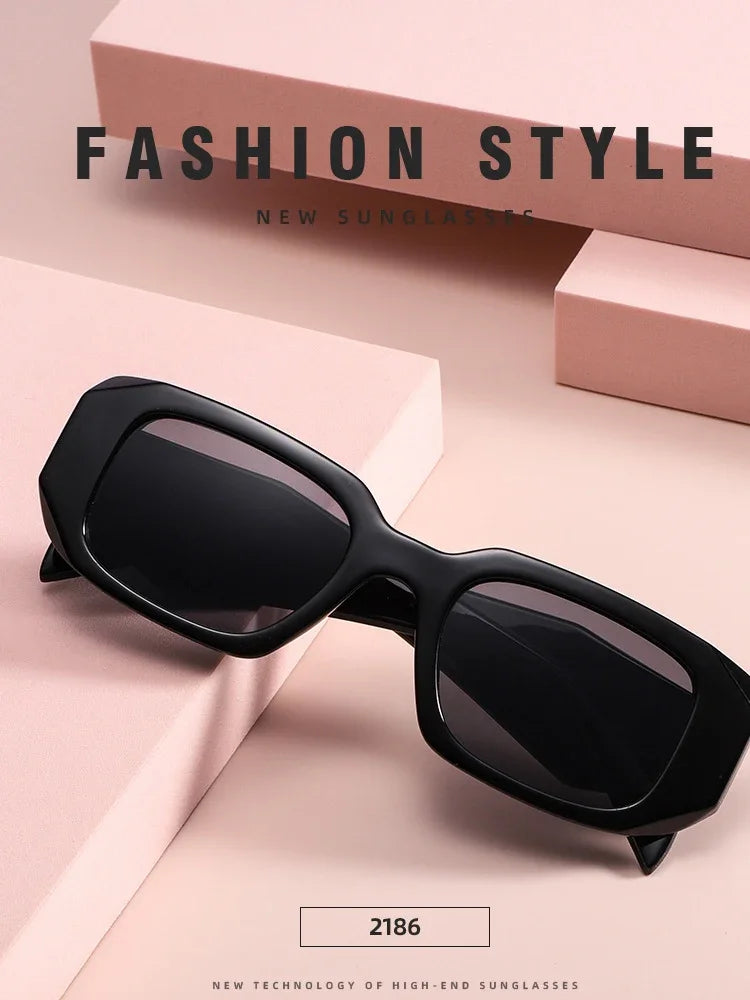 Designer Square Sunglasses – Trendy Unisex Shades – Elegant Men's Accessory | Accessorio Uomo Elegante