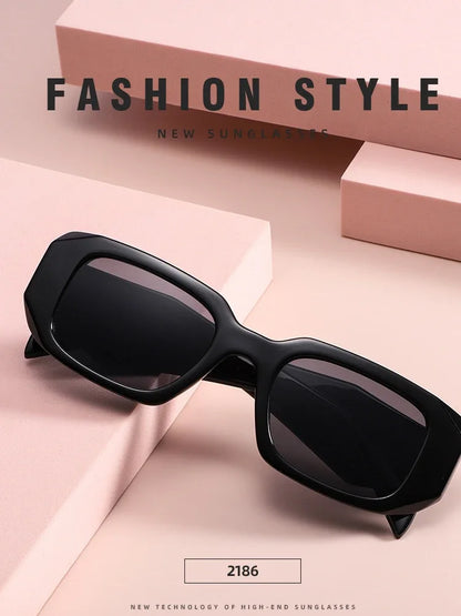 Designer Square Sunglasses – Trendy Unisex Shades – Elegant Men's Accessory | Accessorio Uomo Elegante