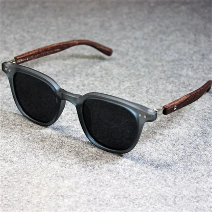Wood Grain Sunglasses – Trendy Retro Polarized Design – Elegant Men's Accessory | Accessorio Uomo Elegante